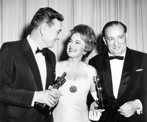 1962 - 35th Annual Academy Awards (1962). Olivia De Havilland con il produttore Sam Spiegel, che riceve il premio per il miglior film per "Lawrence Of Arabia". David Lean, miglior regista per "Lawrence Of Arabia".