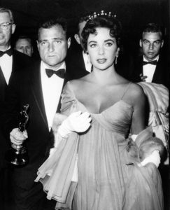 29° Annual Academy Awards (1956). Il produttore Mike Todd riceve il premio per il miglior film per "Il giro del mondo in 80 giorni". Sua moglie, Elizabeth Taylor lo accompagna