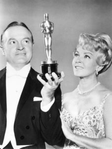 32° edizione degli Academy Awards (1959). Bob Hope riceve il premio Jean Hersholt. Lana Turner lo accompagna
