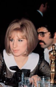 49esima Annual Academy Awards (1976), Barbra Streisand con il premio per la migliore canzone originale per 'A Star Is Born'.