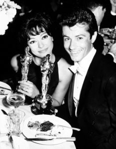 34a edizione degli Academy Awards (1961). Rita Moreno, miglior attrice non protagonista per 'West Side Story'. George Chakiris, miglior attore non protagonista per 'West Side Story'.