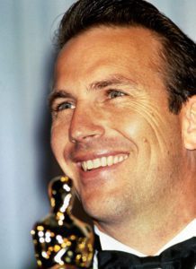 63esima edizione degli Academy Awards (1990). Kevin Costner, miglior regista per 'Balla coi lupi'.. Anno: 1990. Stelle: Kevin Costner.