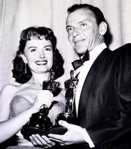 26° Annual Academy Awards (1957). Fran Sinatra, miglior attore non protagonista per "Da qui all'eternità". Donna Reed, miglior attrice non protagonista per "Da qui all'eternità".