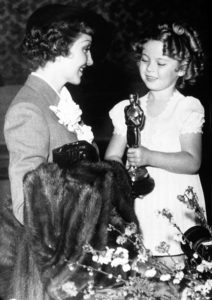 Shirley Temple consegna il premio per la migliore attrice a Claudette Colbert agli Academy Awards, 1935