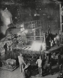 Giornale Luce C0276 del 01/09/1942 Operai in una fabbrica di cannoni