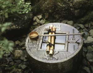 Giappone - Kansai - Kyoto. Tsukubai, catino usato per i riti di purificazione.