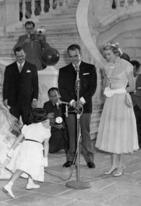 The girls of Monaco gave Grace Kelly the flower bouquet for the wedding - DZ07831