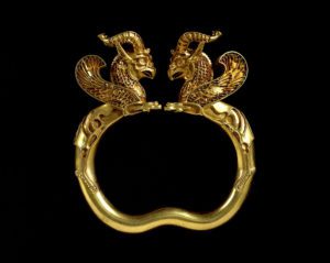 Gold griffin-headed armlet from the Oxus treasure, Achaemenid Persian, 5th-4th century BC.