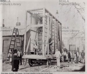 Gli ingegneri reali costruiscono la cassa utilizzata per il trasporto dei cartoni di Raffaello da Hampton Court. Fotografia. Inghilterra, 1865, Victoria & Albert Museum ,Londra. -VA07997