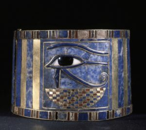 Uno di due braccialetti ritrovati sul corpo di Shoshenq II rappresentante il Wedjat occhio sopra il paniere. Egitto. Tanis
