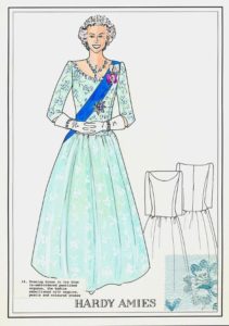 Abito da sera Hardy Amies per la regina Elisabetta II. Abito da sera azzurro ghiaccio con corpetto decorato di paillettes e perle disegnato da Hardy Amies per la regina Elisabetta II.