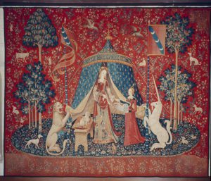 Arazzo sfondo rosso con fiori e animali. La dama con l'unicorno, Musèe National du Moyen Age et Thermes de Cluny, Parigi, Francia