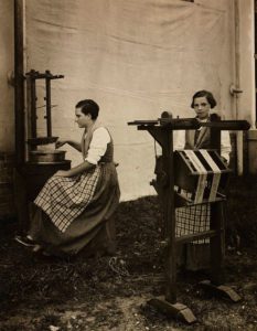 Filandina a mano calabrese per lavorare la seta grezza da bozzoli di scarto, Calabria. Italia, XX secolo.