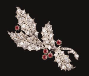 Spilla vittoriana, circa 1870-1880 form di pungitopo con diamanti e rubini