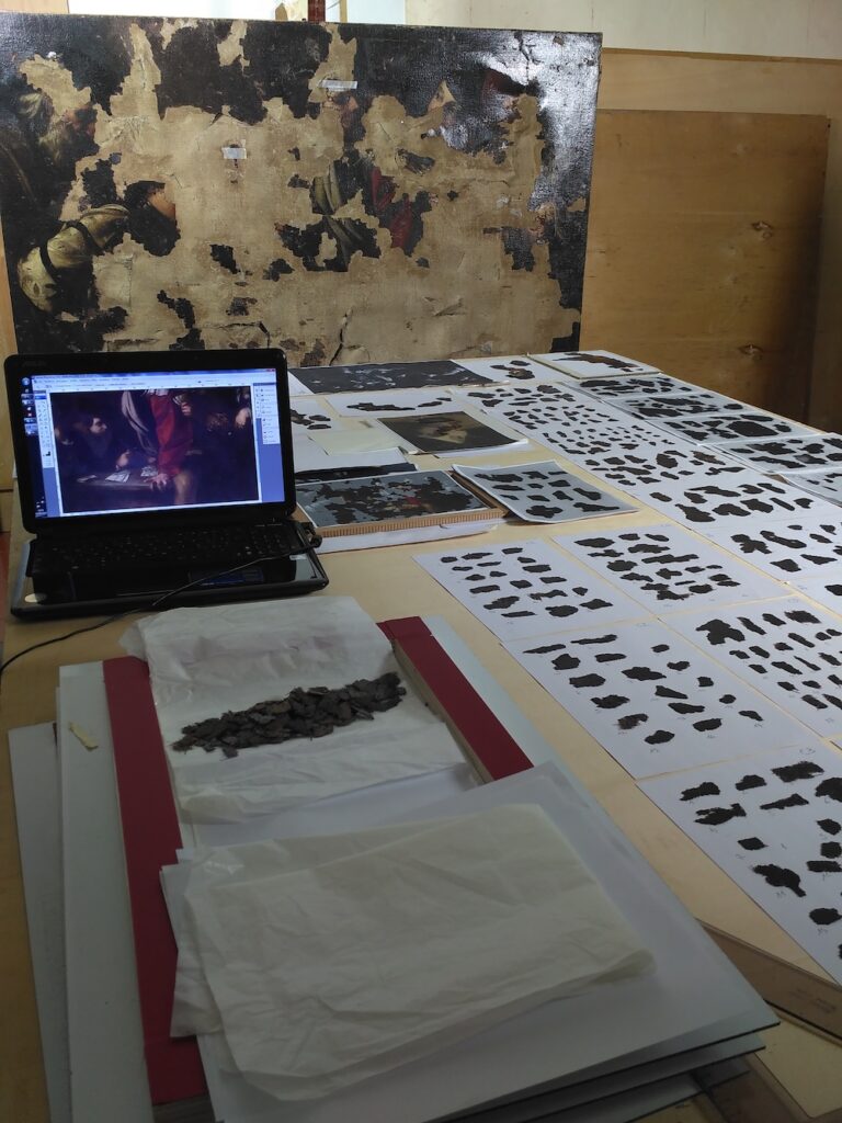 Il tavolo di lavoro con la catalogazione dei frammenti su fogli A4 di Daniela Lippi che restaurò l'opera distrutta nell'attentato dei Georgofili