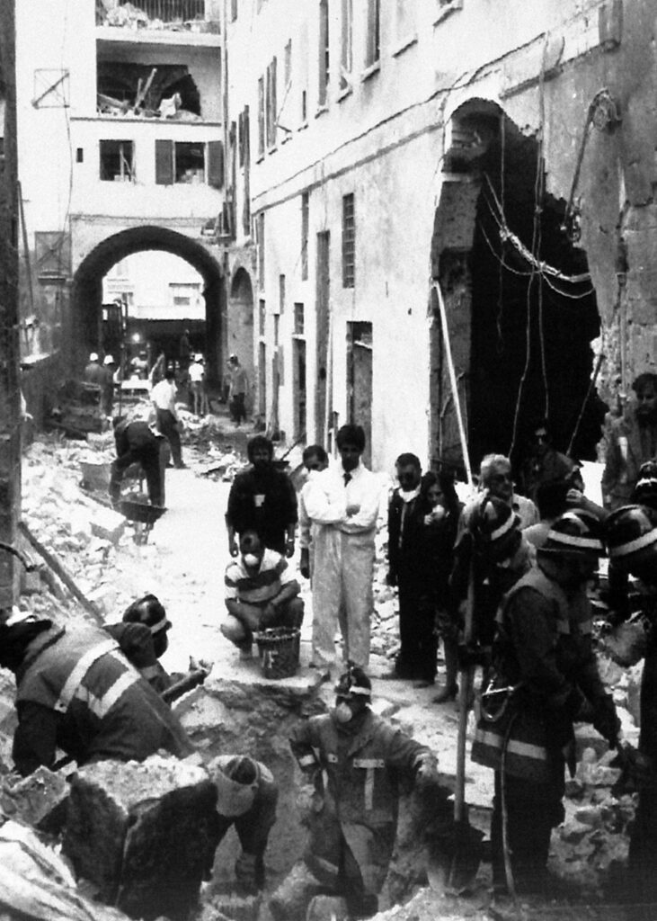 Firefighters at work for rescue the victims of mafia's blast, Florence, Italy, 27  may 1993. ANSA/OLDPIX
