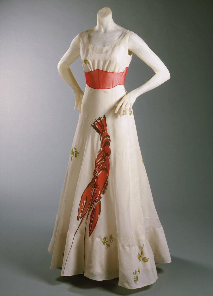 Foto dell'abito di Elsa Schiaparelli, Abito Aragosta. Febbraio 1937.  Creato con Salvador Dalì. Philadelphia Museum of Art, Philadelphia, USA