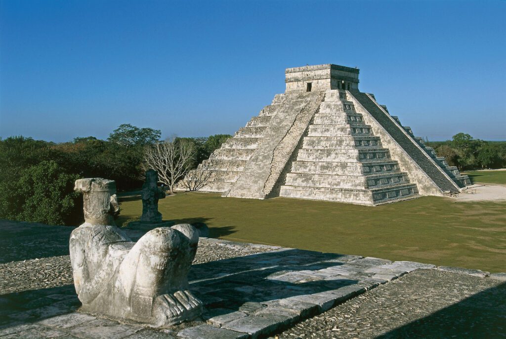 DA01894 - Piramide di Kukulkan El Castillo e statua del Chac-Mool, Chichen Itza, Messico