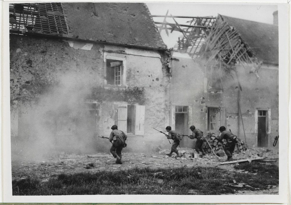 RM12440 - I soldati americani cacciano i nazisti dalla città di Sainteny in Normandia.  