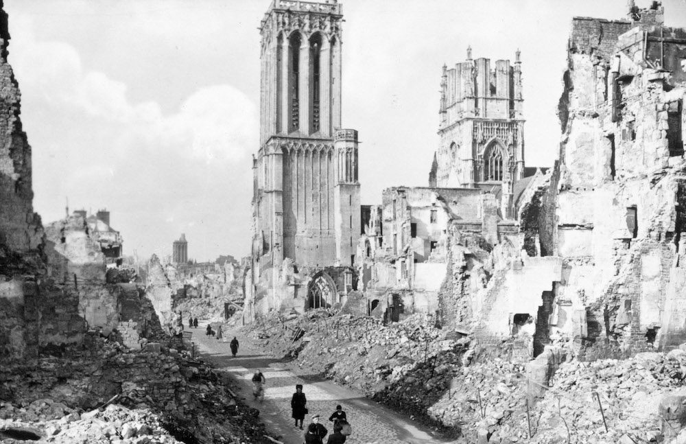  

K518207 - Le rovine della cattedrale di Caen, Normandia, Francia, 1944 