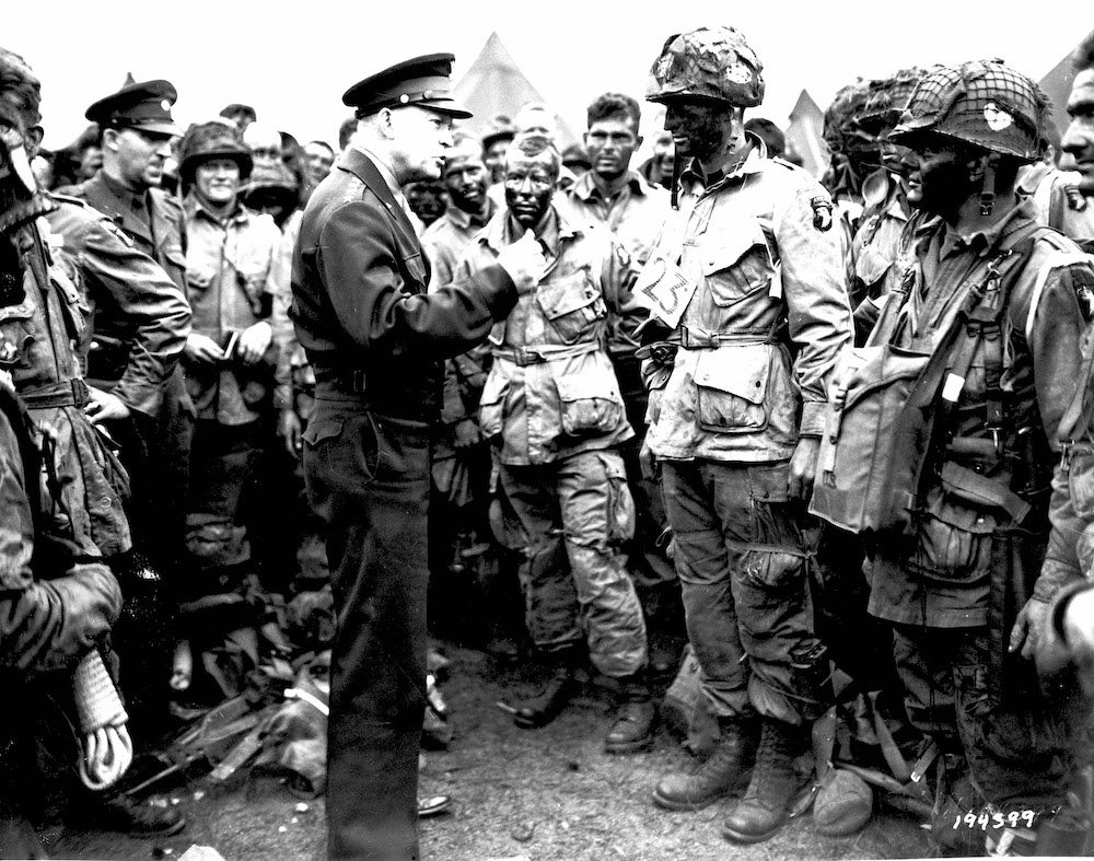 WG00994 - Dwight Eisenhower dà ordini ai paracadutisti americani durante la Seconda Guerra Mondiale in Europa, 1944.  