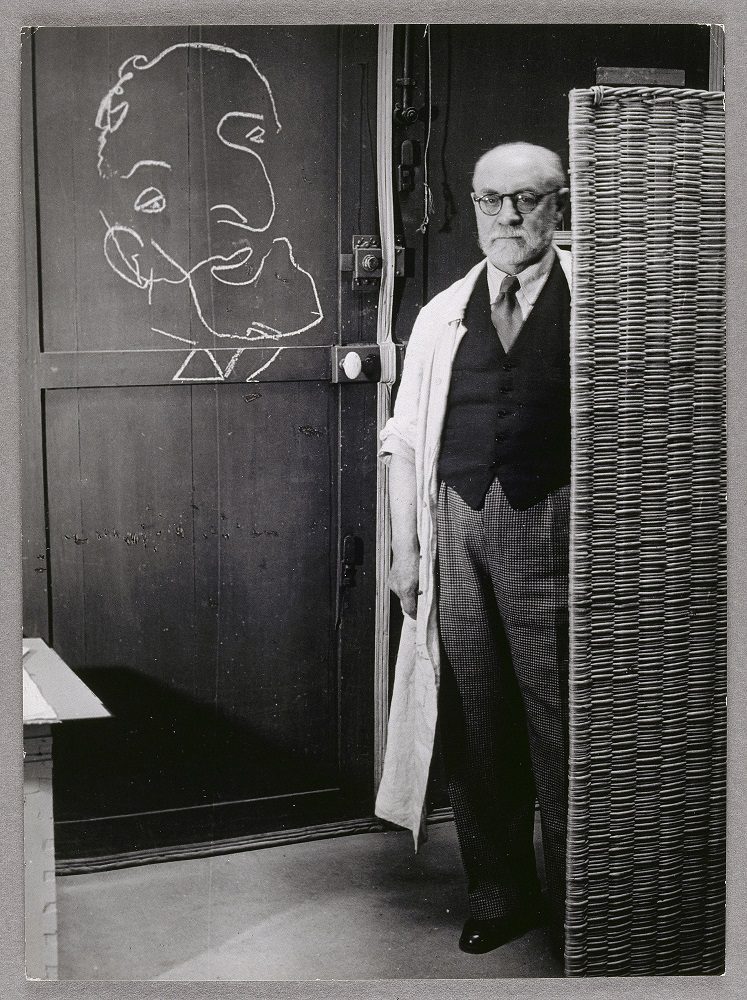 foto di Henri Matisse contro un paravento con un disegno a gesso in uno scatto di Brassaï (1939) - RM07981