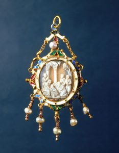Pendaglio con cammeo in conchiglia con Nativita' - Museo Nazionale del Bargello, Firenze, Italia - 0103579