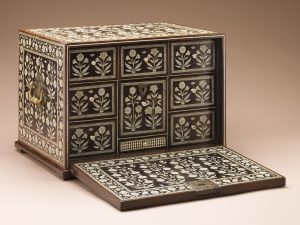 Mobile con anta a ribalta. India, Gujarat o Pakistan, Sindh, circa 1650-1670. - Los Angeles County Museum of Art (LACMA), Los Angeles (CA), USA - A388579