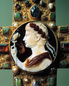 Germania, 11th century. Goldsmithery. Cross of Lothair. Detail: sardonyx cameo portraying Roman Emperor Augustus holding the scepter of command. athedral (Treasure), Aachen, Germany - DA04703