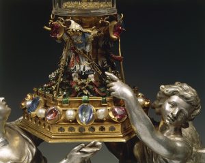 Goldsmith's art, Italy, 17th century. Cosimo Merlini (1580-1641), rock crystal glass mounted in enamelled gold, supported by two silver figures of angels. Height 31.9 cm. Detail. San Lorenzo (Treasury), Florence, Italy - DA54393