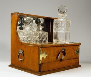 Oak tantalus decanter box with three crystal bottles. England,19th century. - DA72231