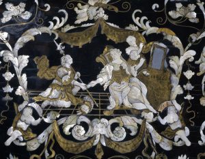 Intarsio in madreperla, particolare di un tavolino in legno laccato nero con intarsi, 1750 circa, realizzato a Venezia. Italia, XVIII secolo. Museo Civico Sartorio, Trieste, Italia - DE22289