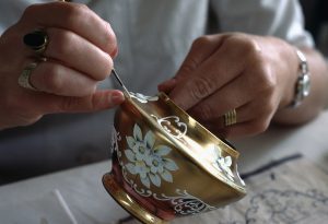 Lavorazione dei cristalli durante la fase di pittura, Novy Bor, Boemia, Repubblica Ceca. - DE22944