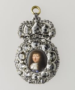 Portrait box of Louis XIV. Circa 1670. Goldsmith and jeweler: Laurent Le Tessier de Montarsy (?-1684), Miniature: Petitot, Ex-collection Yves Saint-Laurent-Pierre Berg©. Painted on copper, diamond, silver (metal), height 0.072 m. Louvre, Paris, France - RM05317