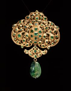 Pendant. Spain, late 17th century. Emeralds set in gold with emerald drop. Victoria and Albert Museum, London, Great Britan - VA00049