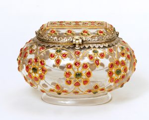 Box with lid. Mughal, India, early 18th century. Rock crystal with gold and jewelled settings. Acc.n.: 1671-1882. Victoria and Albert Museum, London, Great Britan - VA02520