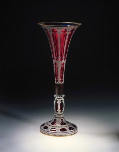 Vaso, probabilmente di James Powell & Son. Londra, Inghilterra, c. 1850. Vetro argentato con rubino e vetro bianco opaco. Victoria and Albert Museum, Londra, Gran Bretagna - VA06368