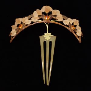 Tiara comb, made by Lalique Glassworks. Horn, glass, gold and fire opals. Paris, France, 1903-04. Victoria and Albert Museum, London, Great Britan - VA10917