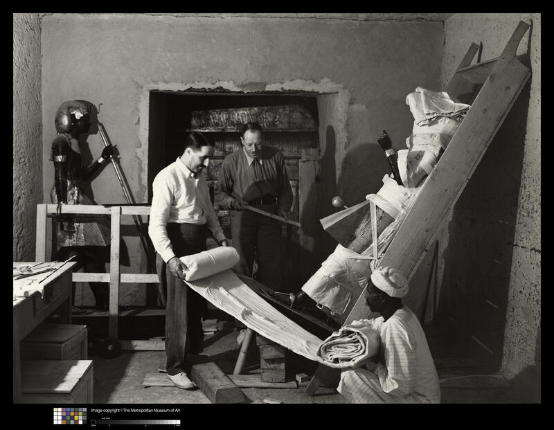 ME15848 - Howard Carter e Arthur Callender avvolgono una statua guardiana per rimuoverla dalla tomba, fotografia di Harry Burton. Spedizione Egitto, Tebe, Valle dei Re, XVIII dinastia, tomba di Tutankhamon. 