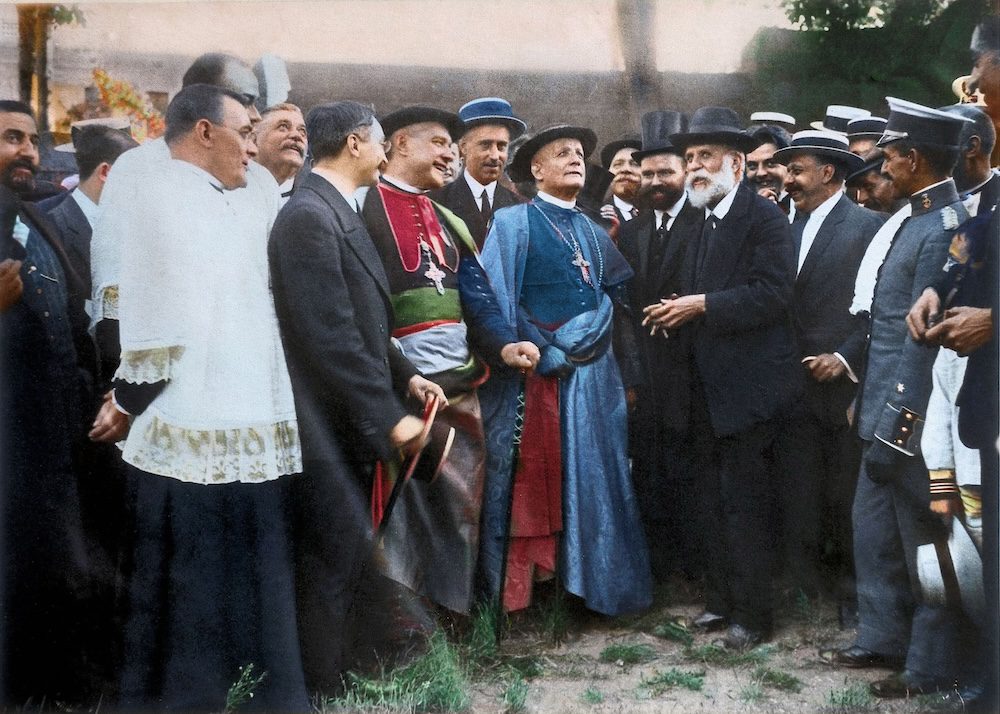 SB01505 - Antoni Gaudí mostra i lavori alla Sagrada Familia al cardinale Francesco Ragonesi, accompagnato dal vescovo di Barcellona, Rey i Casanovas. Barcellona, 2 luglio 1915. Fotografia colorizzata. 