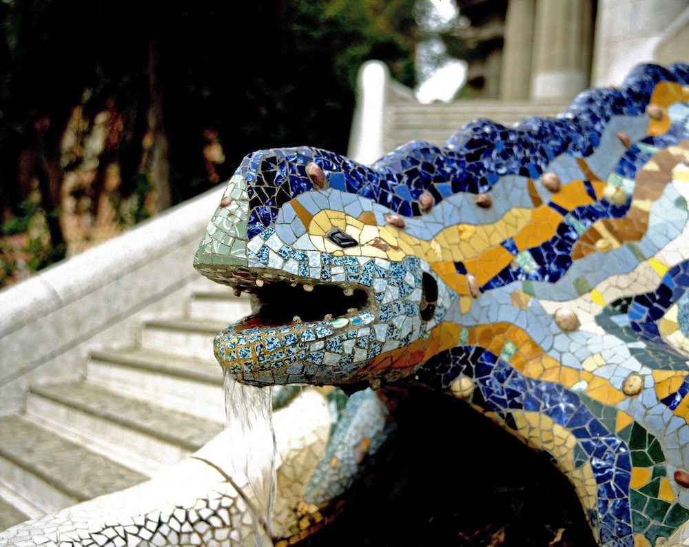 Y001914 - Lucertola o drago ricoperto di ceramiche multicolori. Antoni Gaudí, Parco Güell, Barcellona, Spagna. 