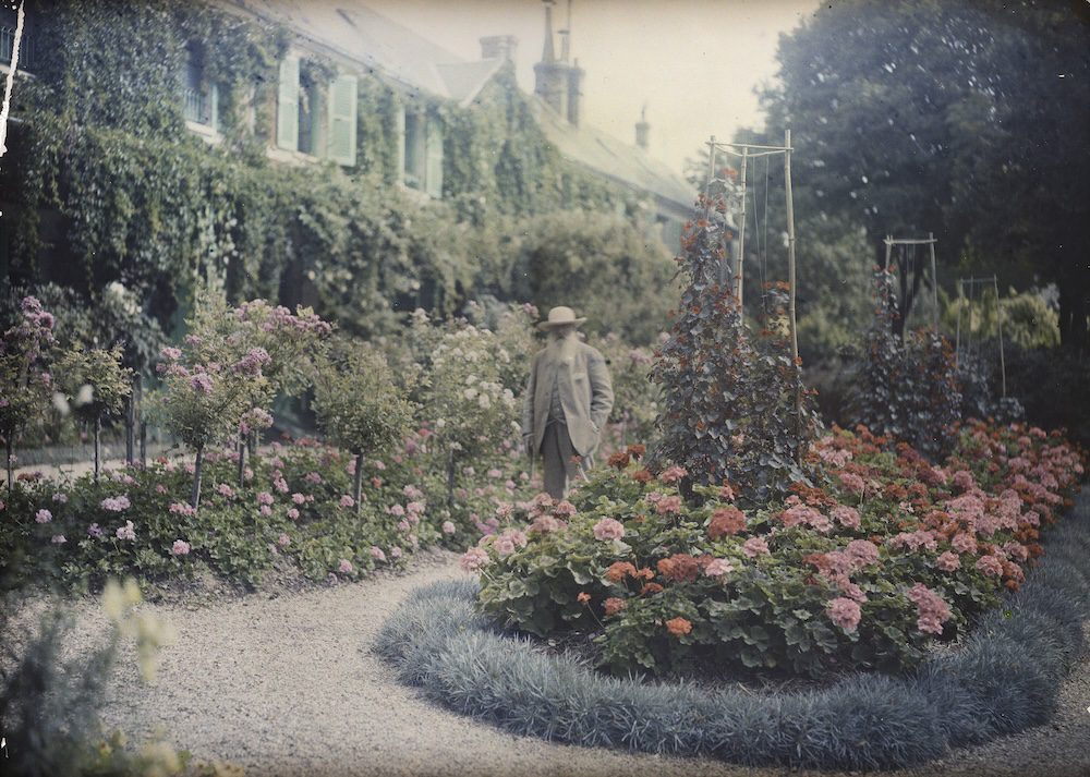 RM02607 - Claude Monet davanti alla sua casa di Giverny, 1921. Giverny – Primavera  1921 per L'Illustration. Autochrome. 