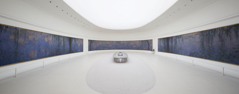 RM12698 – Claude Monet, Ninfee: Mattino con i salici; I due salici; Mattino limpido con i salici, 1914-1918. Veduta della stanza 2: parete nord, parete est, parete sud. Musée de l'Orangerie, Parigi 