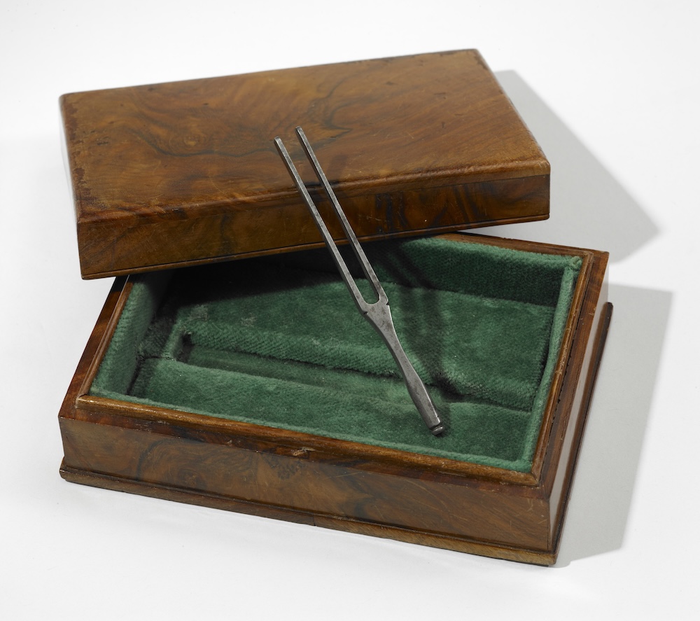 BL18344 - Diapason appartenuto a Ludwig van Beethoven. Il diapason risuona a circa 455,4 hertz. Attualmente è conservato presso la British Library. 