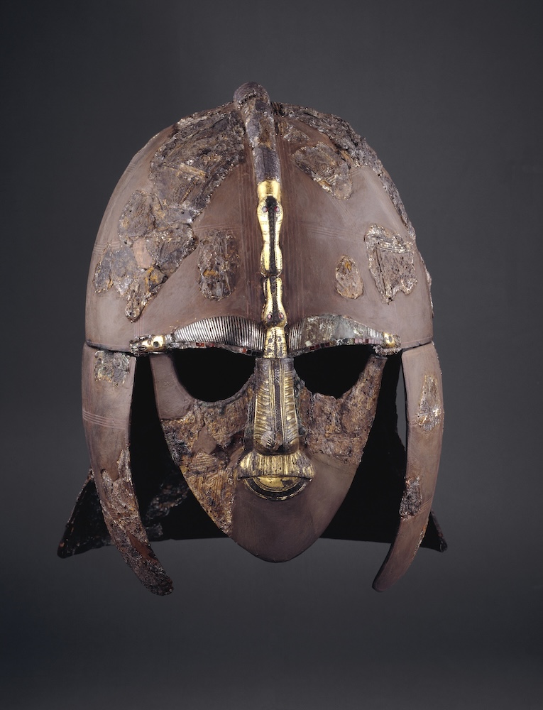 Elmo anglosassone proveniente dalla sepoltura di Sutton Hoo- Elmo dalla sepoltura navale di Sutton Hoo (vista frontale). Anglosassone, inizio VII secolo d.C. Dal Tumulo 1, Sutton Hoo, Suffolk, Inghilterra. British Museum, Londra - BM07053